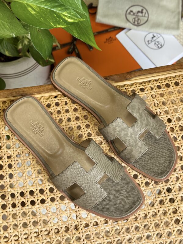 Elegant Classic Leather Flats | Timeless Comfort Shoes