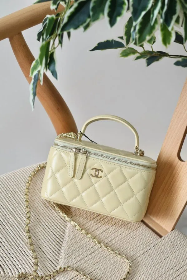 Chanel Quilted Vanity Case 11/16cm
