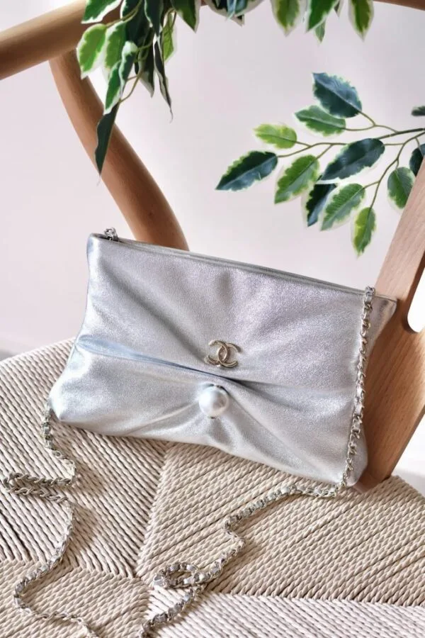 Chanel clutch bag with pearl 24cm
