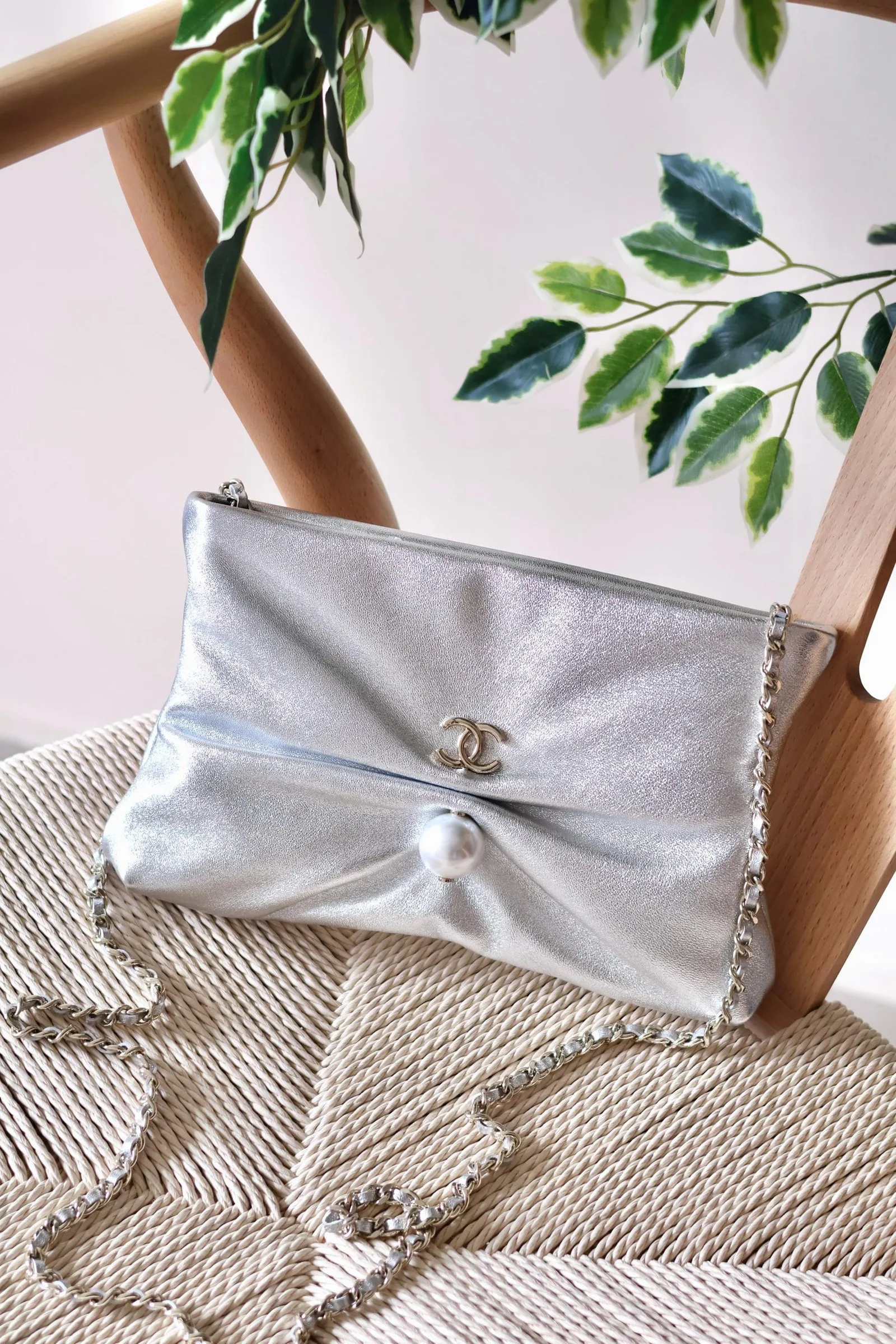 Chanel clutch bag with pearl 24cm