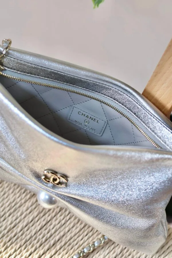 Chanel clutch bag with pearl 24cm