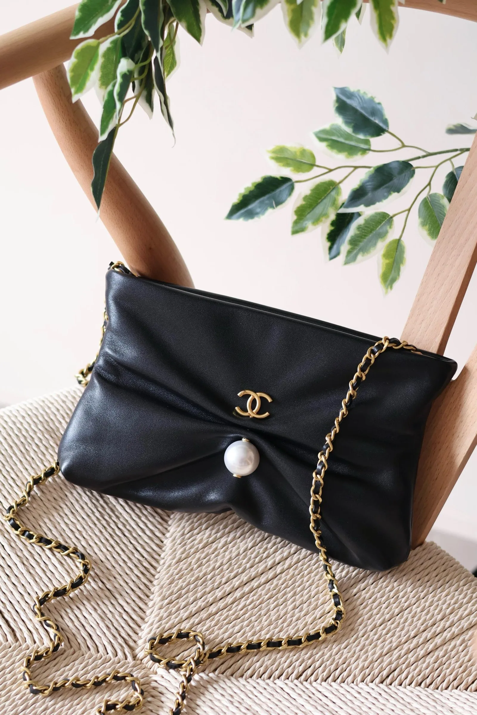 Chanel clutch bag with pearl 24cm