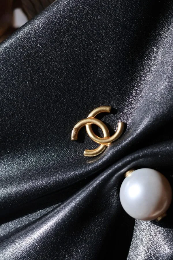 Chanel clutch bag with pearl 24cm