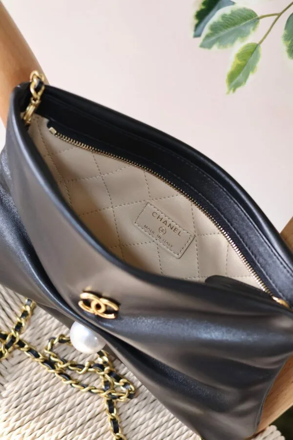 Chanel clutch bag with pearl 24cm