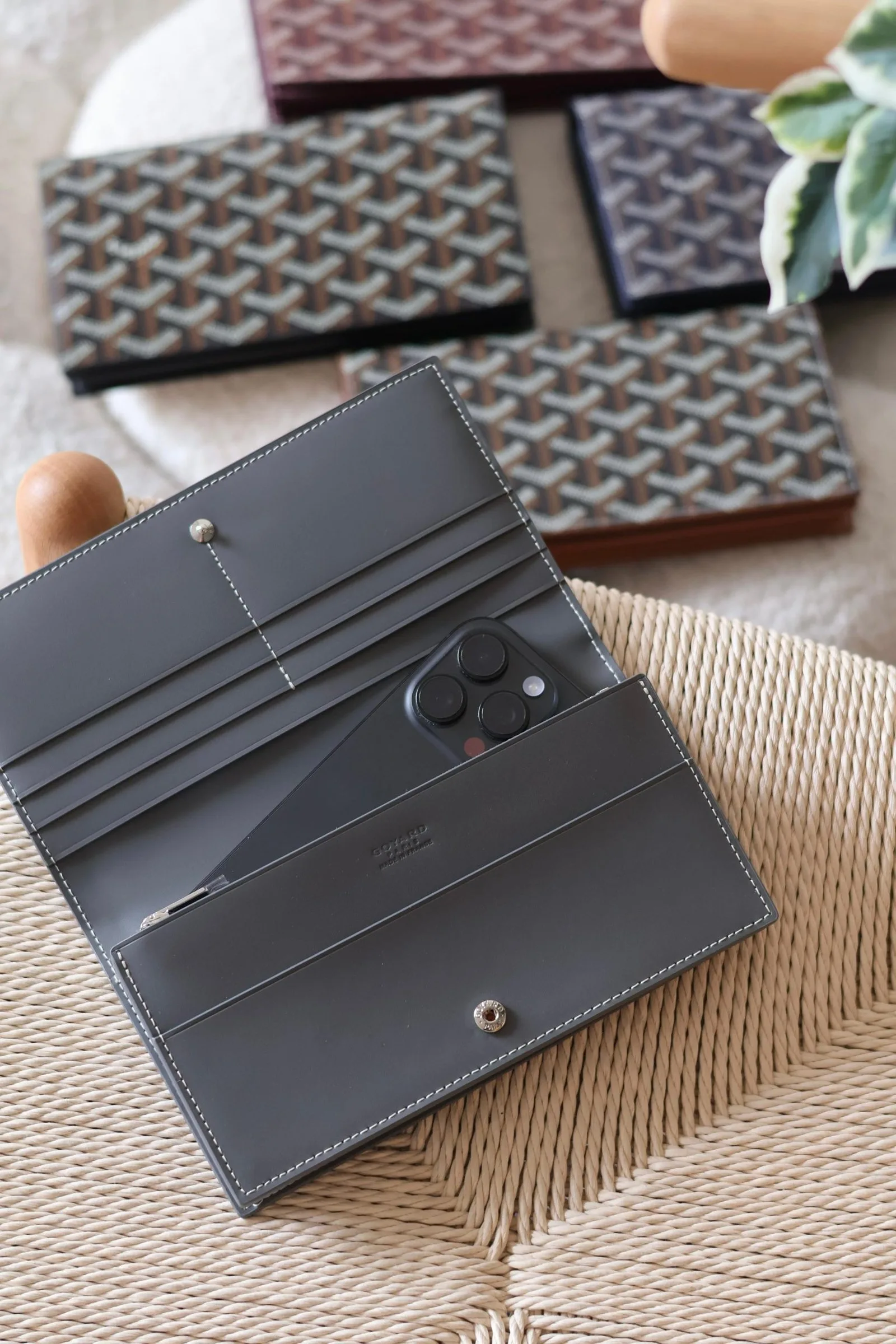Minimal Long Zip Wallet for Everyday Elegance